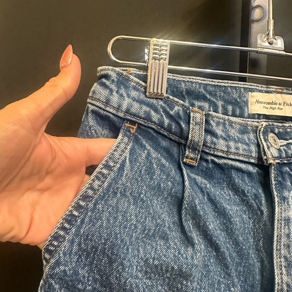 028 - NWOT- Abercrombie & Fitch Ultra High-Rise 80’s Mom Jeans Size 27 - Picture 5 of 8